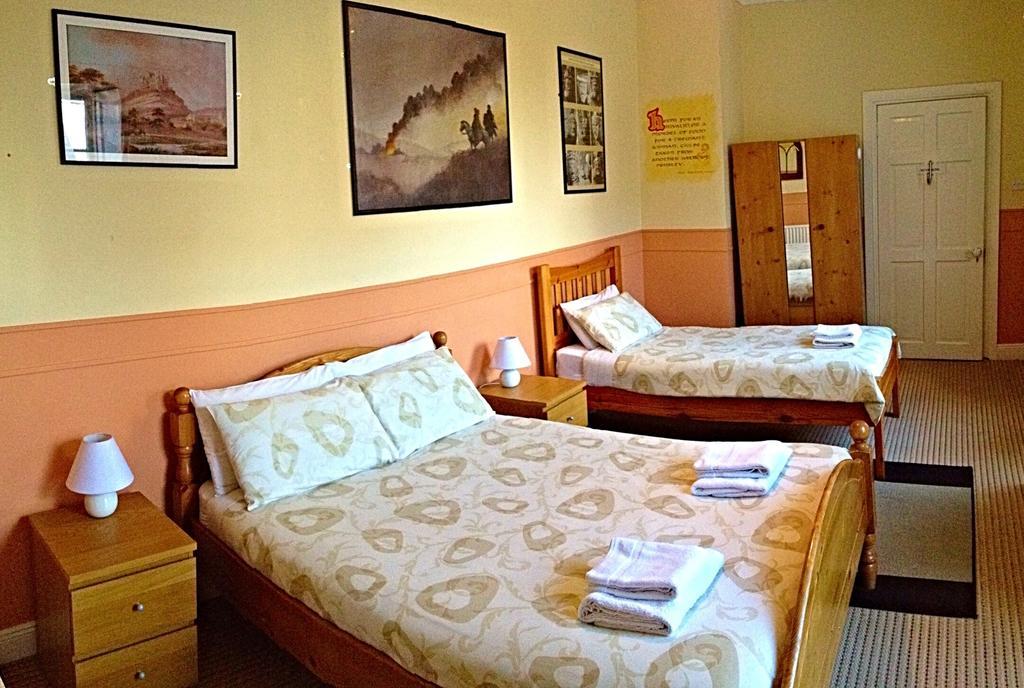 Cashel Town Center Inn Habitación foto